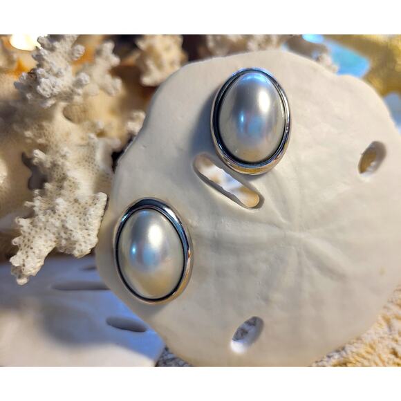 Signed Trifari Pearl Earrings Silver Gray Pierced Classic Vintage Beautiful! - Picture 1 of 8